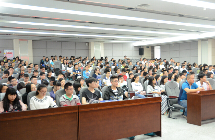 环境学院成功召开2015级新生大会