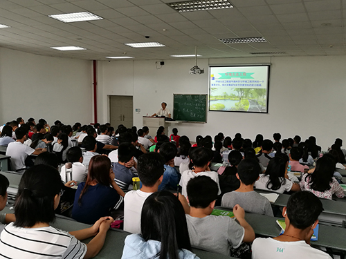 中国轻工业成都设计院的高级工程师林立为学子作报告